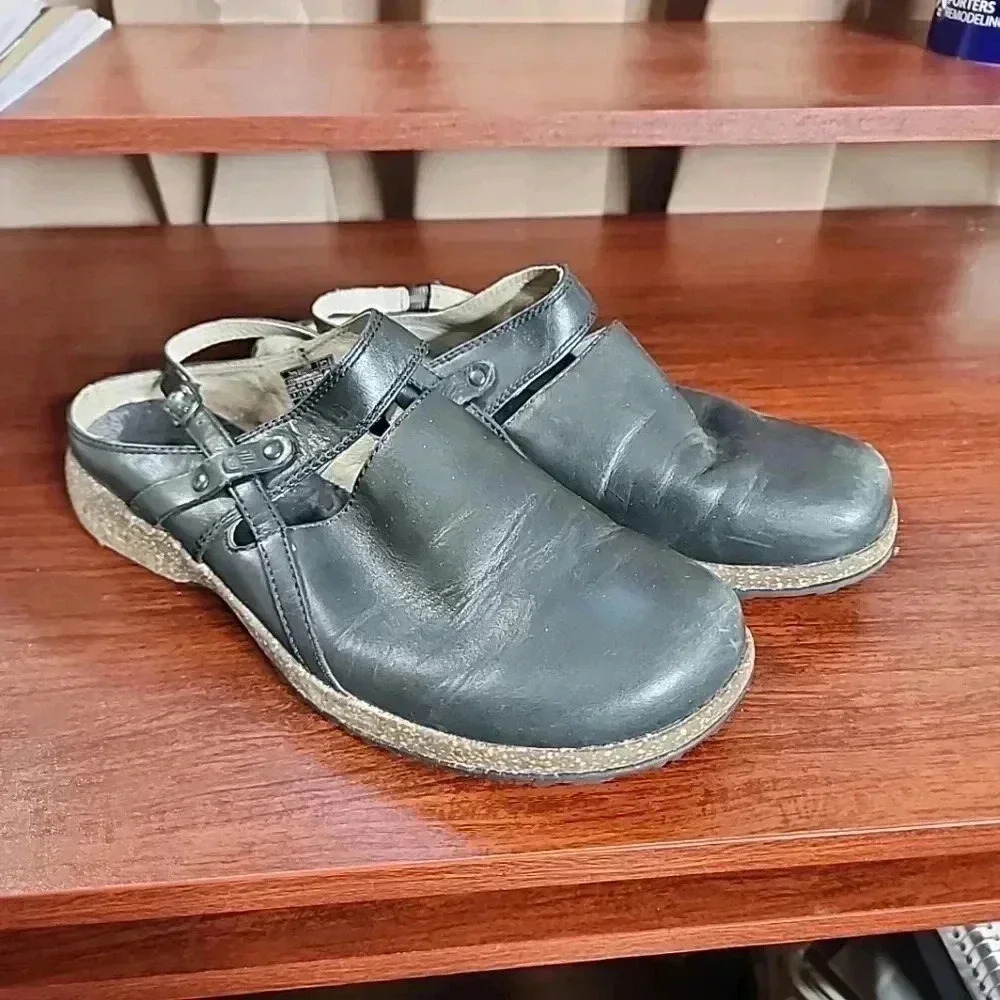 Teva Women's Leather Clogs.  Size 8 - Picture 9 of 9